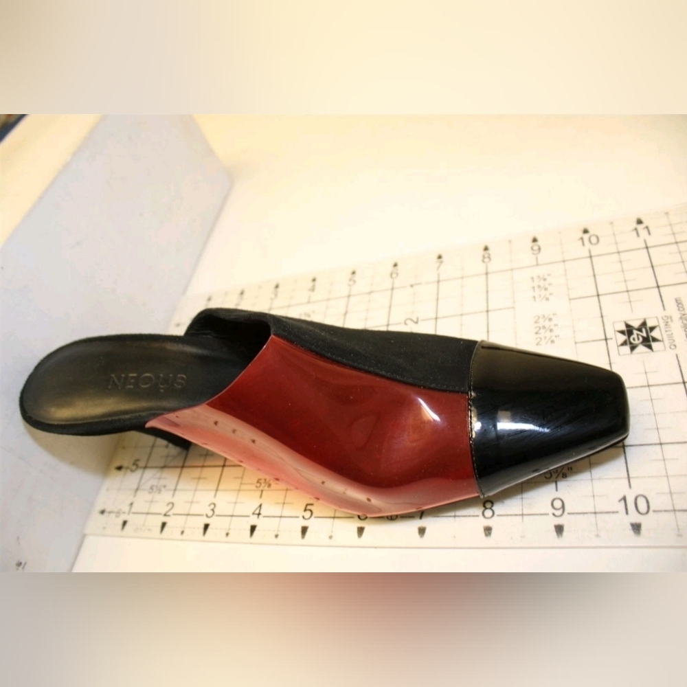 NEOUS GORGEOUS Italy Made Black Red Acetate Suede Mules Pumps Heels 38 8 - Picture 14 of 16